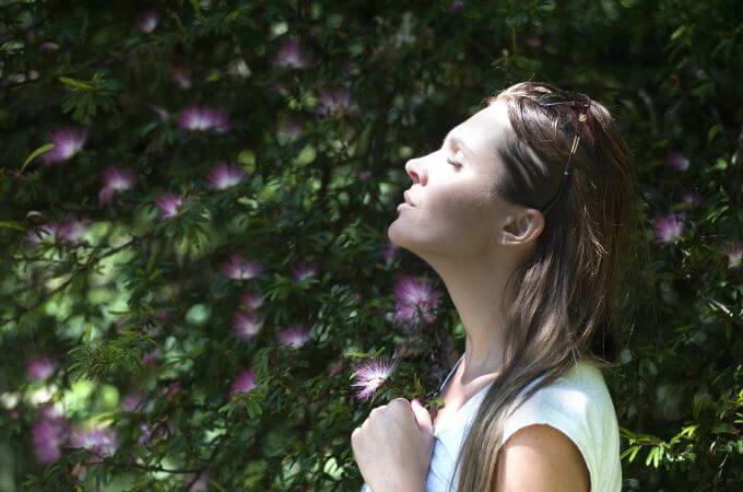 不安を解消できるよう願う女性