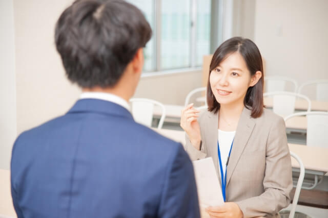 カウンセリングしている女性