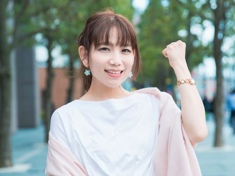 婚活の挑戦するガッツポーズの女性