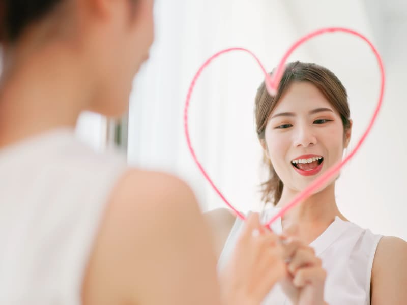 鏡に映った素敵な40代女性