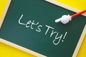 黒板に書かれたれLet's Tryの文字