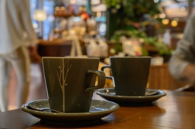 テーブルの上に並んだ二つのコーヒーカップ
